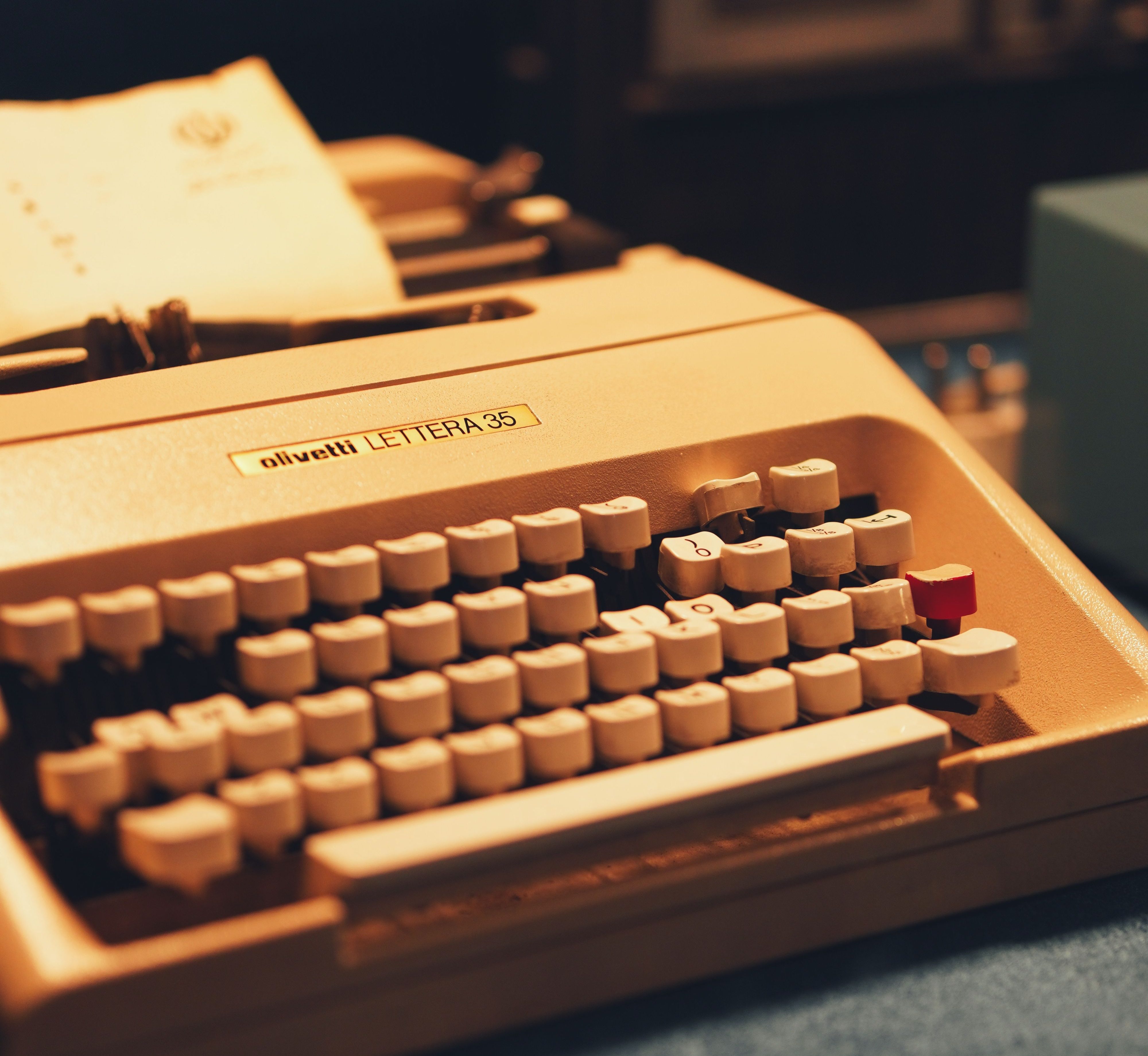 Hero-Banner-Typewriter-Retro-Image